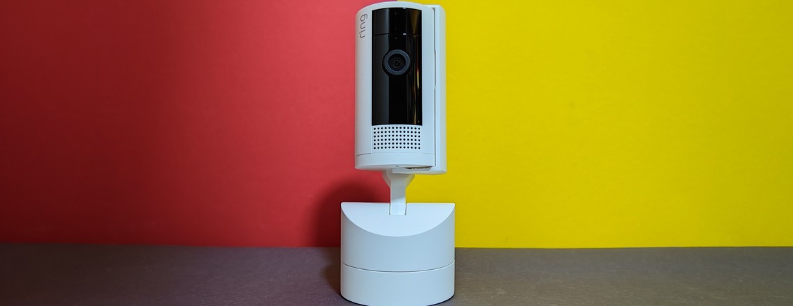 Ring Pan-Tilt Indoor Cam mit neig- und schwenkbarem Objektiv, Full-HD bei 25 fps, Rundumsicht mit 169° großem vertikalen Sichtfeld.