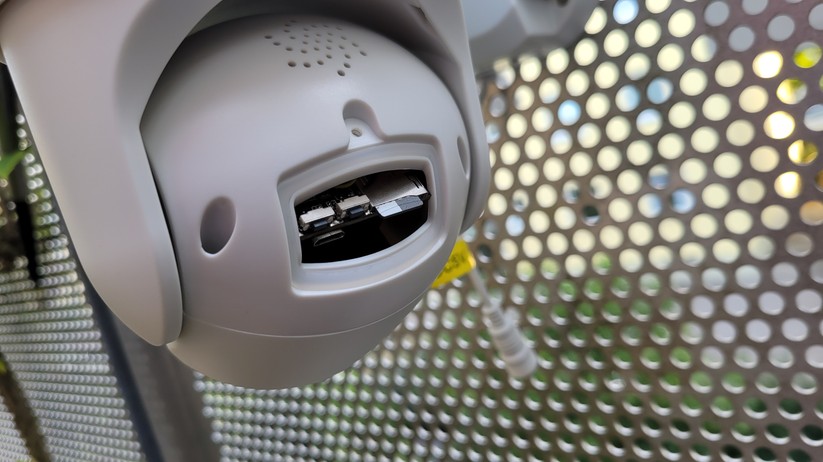 7Links IPC-750 (ZX-5302): Unter der hinteren Abdeckung verbergen sich Einschalt- und Reset-Taste sowie ein microSD-Card-Slot