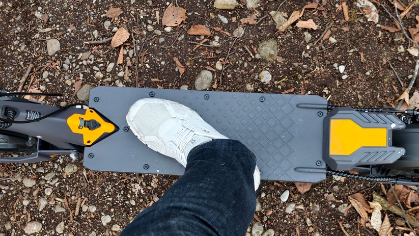 Das Trittbrett des Ausom L1 ist auch für Schuhgröße 46 geeignet. 
