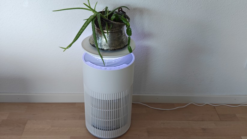 Switchbot Luftreiniger F6: Gegenüber der Tisch-Variante mit integrierter Qi-Ladefläche bietet auch die normale Version eine Ablagefläche.