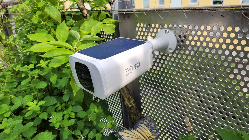 Akku nie leer: Überwachungskamera Eufy Solocam S40 mit integriertem Solarpanel.