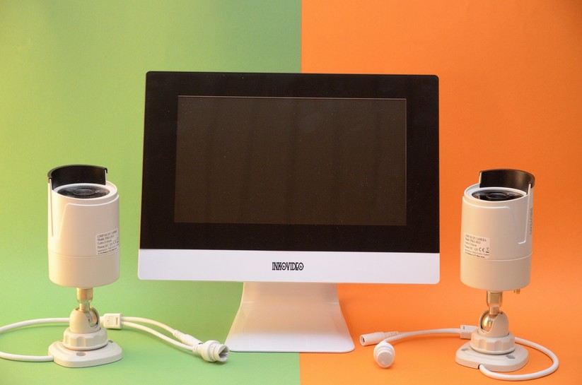 Das Kamerasystem von Inkovideo besteht aus dem IP-Rekorder mit integriertem Monitor und zwei Kameras. Mit anderen Kameras aus dem Inkovideo-Sortiment ist dieser Rekorder nicht kompatibel was die Erweiterungsmöglichkeiten einschränkt. 