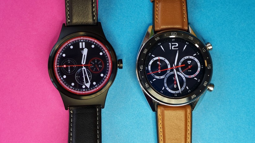 Die günstige Alcatel MT10G (links) neben der Huawei Watch GT (rechts).