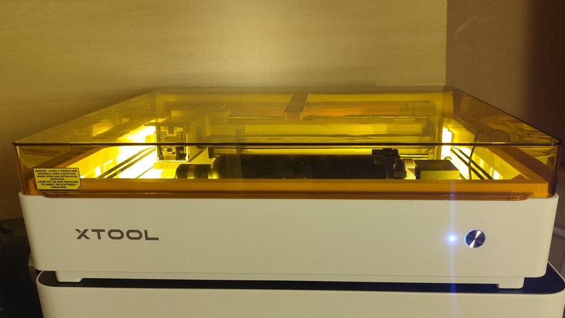 xTool M2 – Dank der Abdeckung ist keine Schutzbrille nötig.