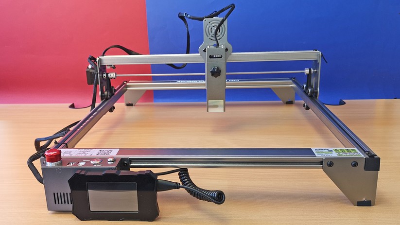 Der fertig aufgebaute Atomstack S10 Pro. Atomstack A5 M50 Pro, X20 Pro und S10 Pro unterscheiden sich lediglich durch das Lasermodul und die Farbe. Beim X20 gehört außerdem ein Air-Assist zum Lieferumfang. 