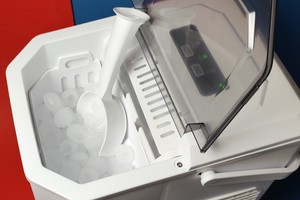 Eiswürfelmaschine Acmeenjoy HZB-12/G im Test: Kühle Drinks an heißen Tagen