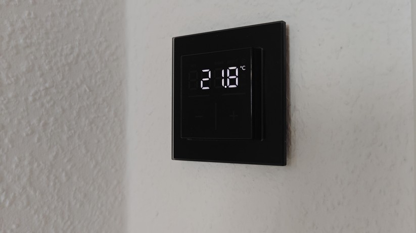 Das Homematic IP Glas-Wandthermostat mit CO₂-Sensor gibt es in Schwarz oder Weiß. Auf seinem Glas-Display kann es Temperatur, Luftfeuchte und CO₂-Konzentration abwechselnd anzeigen.