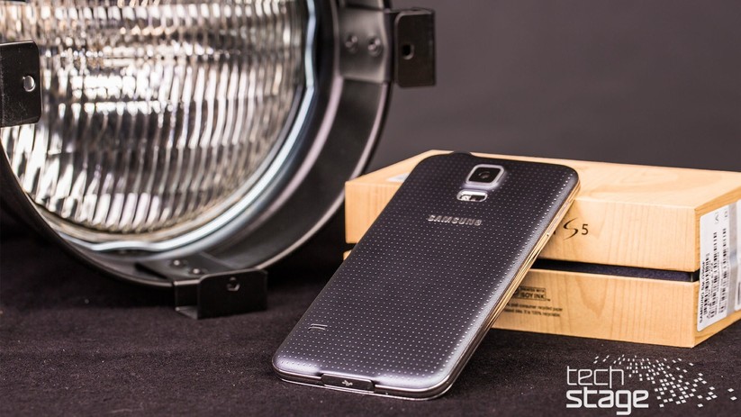 Hier ist die Golfball-Rückseite des Galaxy S5 zu sehen.