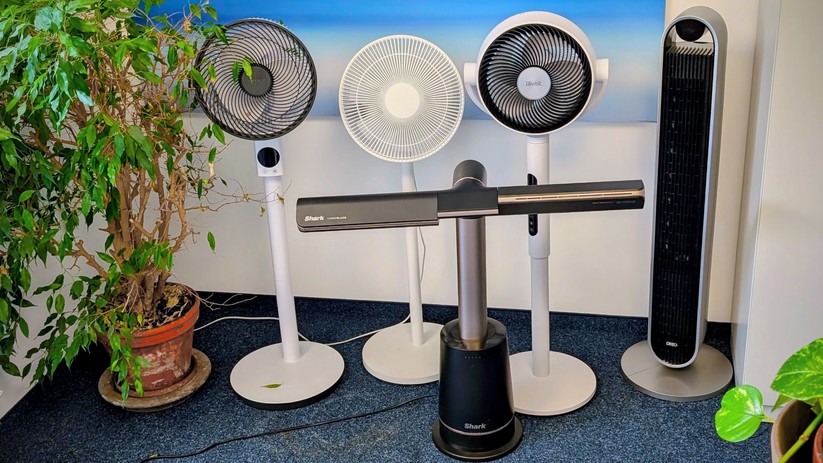 Drei klassische Standventilatoren, ein Turmventilator und eine rotorlose Variante.