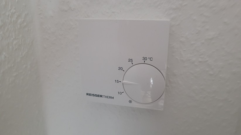 Das Meross-Thermostat ersetzt die analoge Variante von Reisser Therm.
