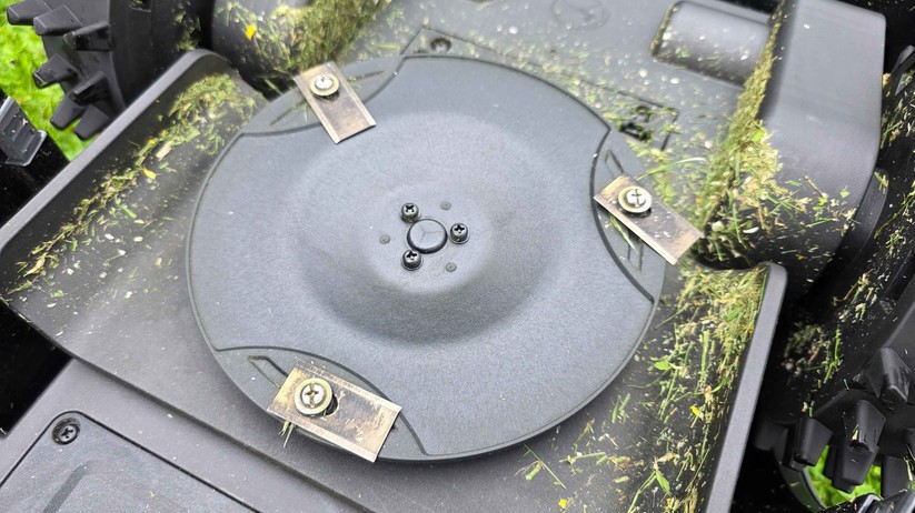 Der Mähroboter Mova Viax 500 navigiert mithilfe von LiDAR und Kameras. Er bietet eine Schnittbreite von 20 cm und mäht Flächen bis zu 600 m².