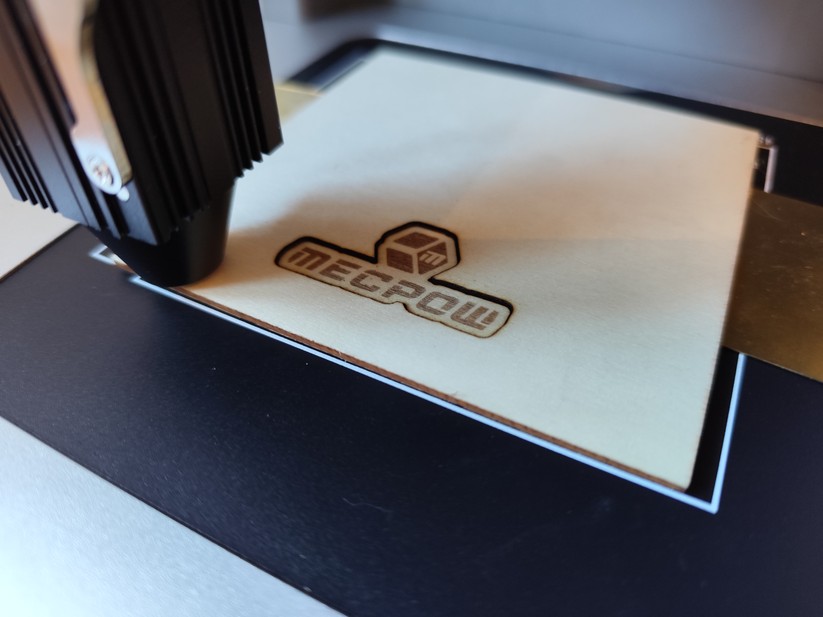 Holz kann der M1 gravieren und auch schneiden