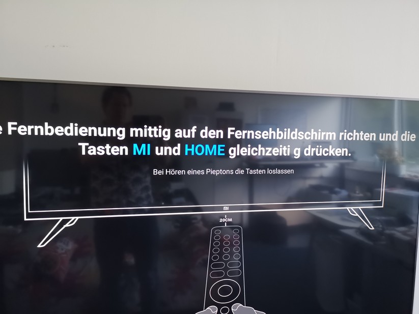 Die Fernbedienung muss beim ersten Start manuell gekoppelt werden. Dafür arbeitet sie mit Bluetooth. 