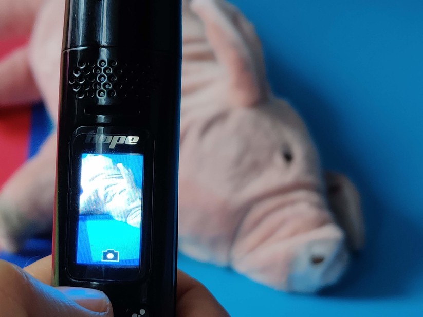 Man kann mit dem Stifthandy Fotos aufnehmen. Die Qualität ist beschränkt. 