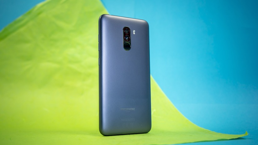 Die Rückseite des Pocophone F1 ist aus Kunststoff.