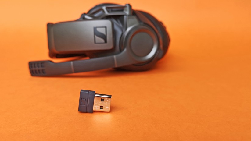 Neben dem USB-Funk-Adapter gehört auch ein Micro-USB-Kabel zum Lieferumfang.