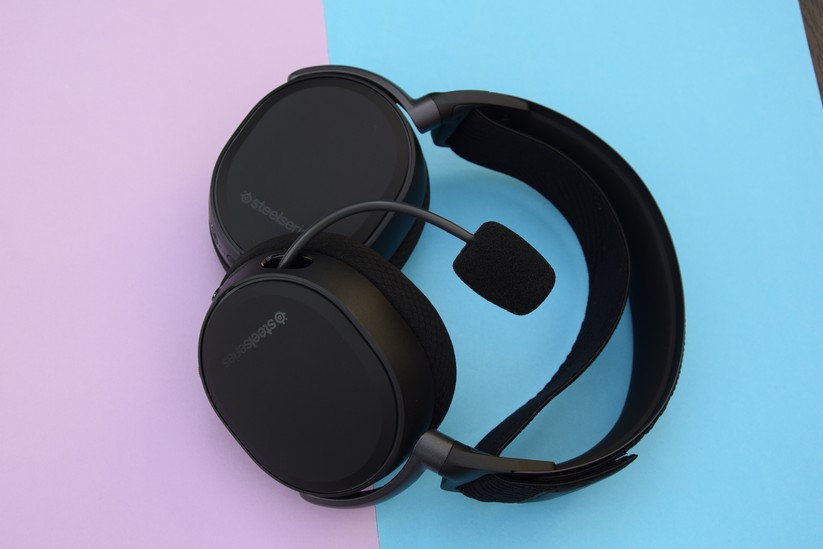 Das Mikrofon verschwindet komplett im Headset. 