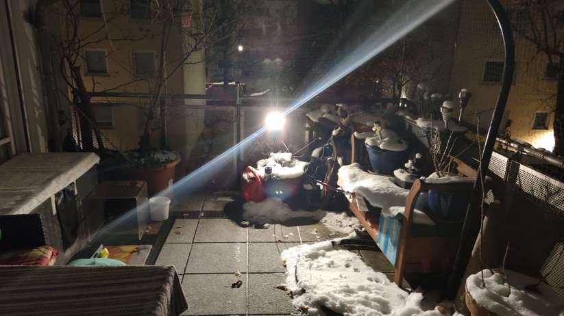 Ezviz EB3: Die zuschaltbaren LED-Spotlights sorgen für eine farbige Nachtsicht.