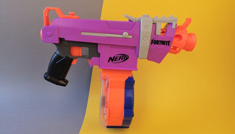 Zum Glück kann das Nerf Fortnite SMG-E auch größere Magazine aus der Elite-Serie aufnehmen. 