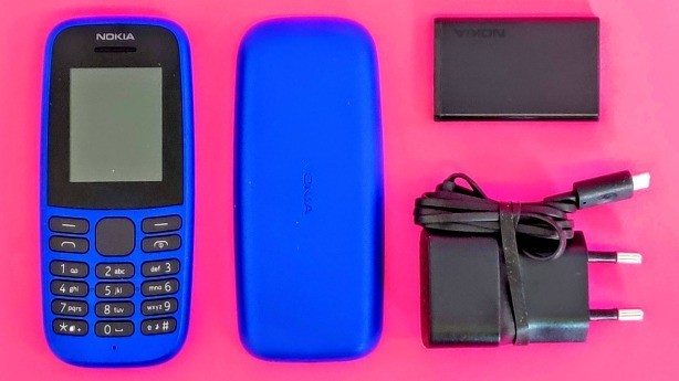 Feature-Phones sind fast immer kleiner und günstiger als Smartphones, wie hier das 20-Euro-Handy Nokia 105 (2019).