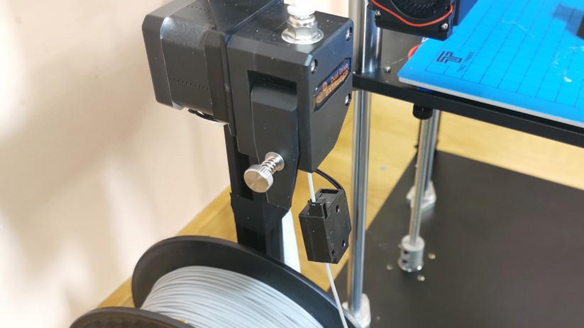 Der Filament-Sensor baumelt unbefestigt herum.