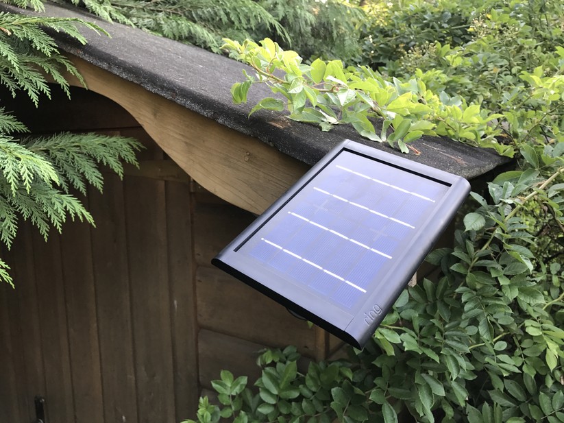 Das Solarpanel bringt ebenfalls einen Montagefuß mit, der mit zwei Schrauben an der Wand hält.