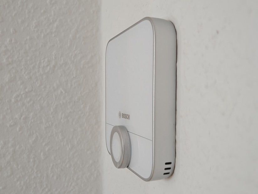 Das Bosch Raumthermostat II 230V nutzt zur Steuerung von Fußbodenheizungen die Zigbee-Funktechnik. Obwohl es damit grundsätzlich einen Hub benötigt, sind Anwender nicht auf das Bosch-Ökosystem festgelegt: Das Thermostat kann auch direkt in Home Assistant eingebunden werden.