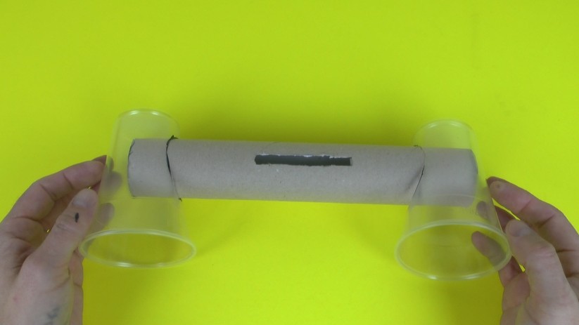 Auch in die Becher kommen Löcher, in die dann die Pappröhre gesteckt wird.