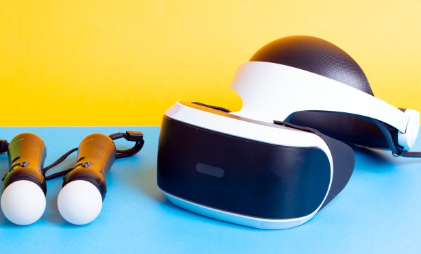 VR-Brillen sollen das Spielerlebnis um eine Dimension erweitern. Erreicht wird das unter anderem durch Headtracking, um Kopfbewegungen in der Spielwelt zu ermöglichen.
