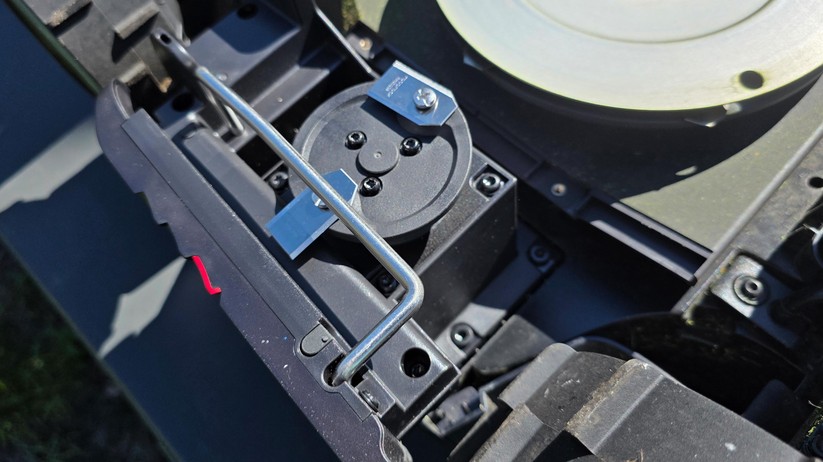 Das separat erhältliche PreciEdge-Modul ist nicht serienmäßig im Lieferumfang enthalten. Der Hersteller verspricht damit randnäheres Mähen bis auf 3 cm. Ohne dieses Modul bleibt bauartbedingt mindestens ein Rand von 10 cm ungemäht.