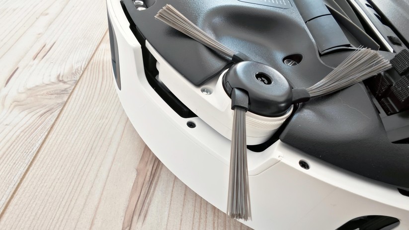 Die Seitenbürste des Dreame L40 Ultra kann ausgefahren und angehoben werden |