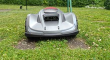 Sunseeker X7 im Test: Zweite Test-Rasenfläche mit Engstelle und angrenzenden Beeten und Wegen