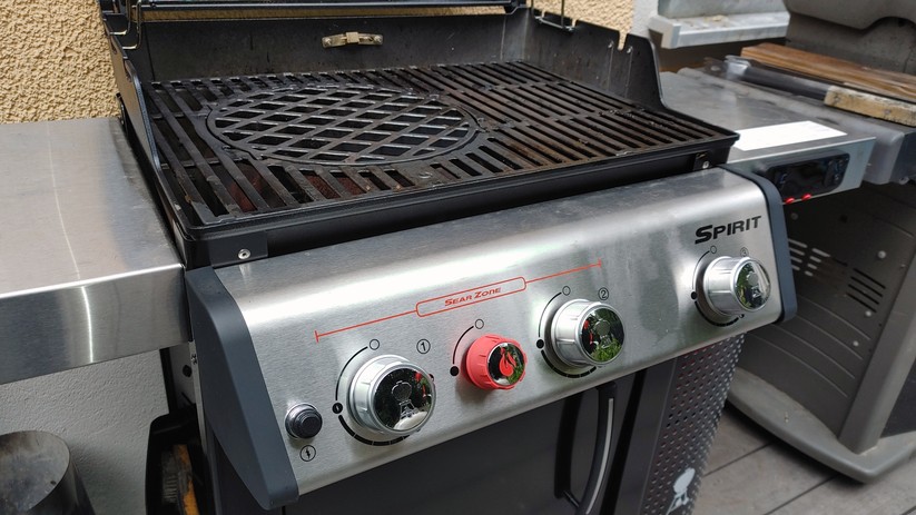 Weber Spirit EPX-325S GBS Smart Grill: Drei Brenner links schaffen einen extra heiße Zone, hier sitzt auch der GBS-Einsatz. 