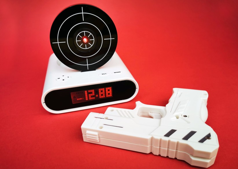 Wecker mit mechanischer Zielscheibe und IR-Pistole, zur Verfügung gestellt von coolstuff.de
