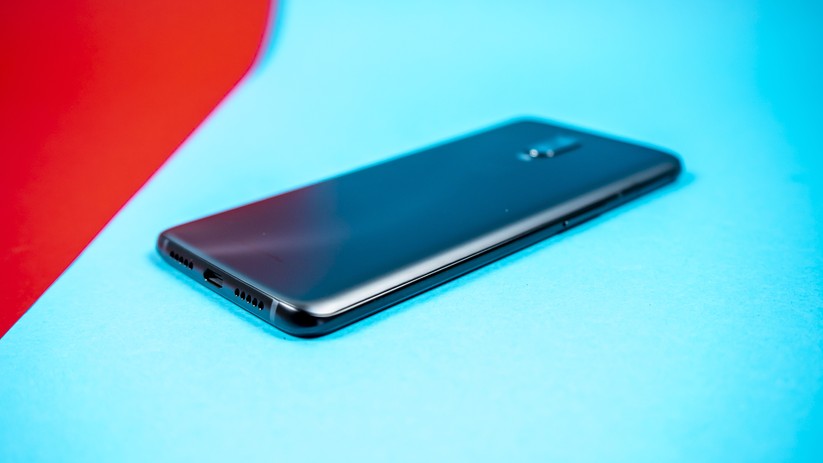 Das Oneplus 6T kommt in Mattschwarz oder Hochglanzschwarz.
