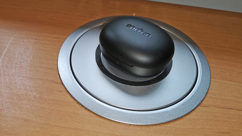Diese versenkbare Mehrfachsteckdose hat einen Qi-Lader an Bord.