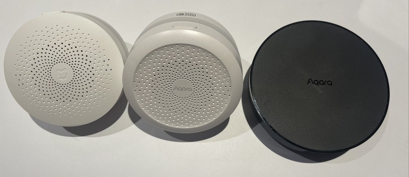Drei Generationen Aqara-Hub: Das Ur-Modell (links, noch mit Xiaomi- statt Aqara-Logo) und die aktuelle Ausführung M1S (mitte) stecken direkt in der Wandsteckdose, haben einen RGB-Leuchtring und einen Lautsprecher. Das neue Modell M2 hat IR-Blaster statt Leuchtring, ebenfalls einen Lautsprecher und einen LAN-Port. Die Stromversorgung erfolgt hier über einen Micro-USB-Port. Das Kabel ist im Lieferumfang enthalten, das Netzteil nicht. Der M2 und die Kamera-Hubs G3 und G2H Pro können auch an einer Steckdose mit integriertem USB-Port betrieben werden.
