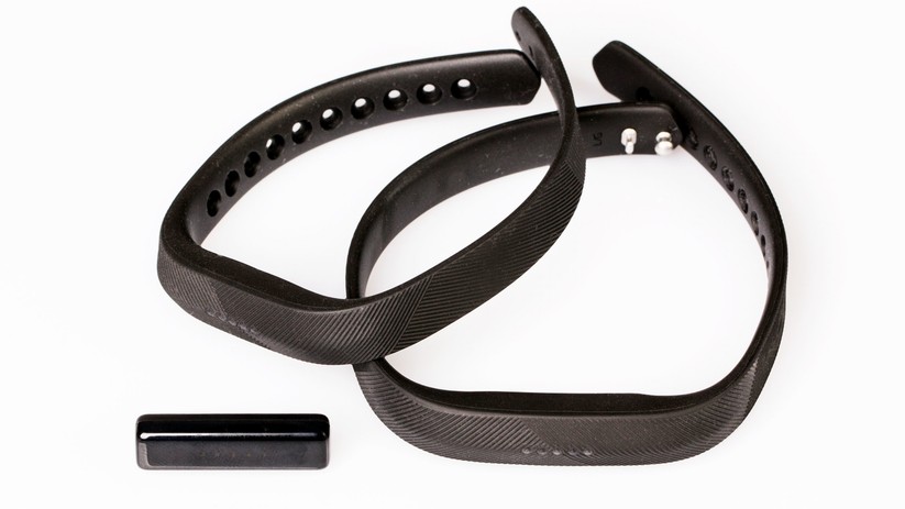 Standardmäßig kommt der Flex 2 mit zwei verschiedenen Silikon-Armbändern – im Zubehör gibt es aber noch deutlich schickere Alternativen.