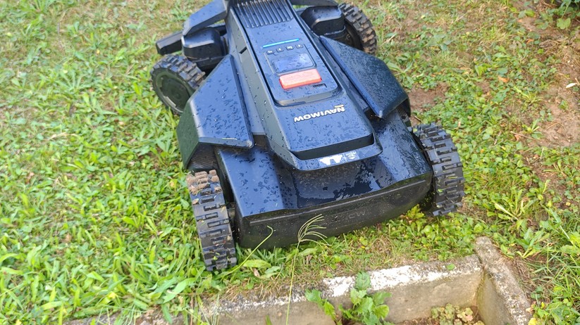 Segway Navimow X420: Großer und schwerer Allrad-Mähroboter mit RTK- und Kamera-Navigation für Rasenflächen bis 2000 m², 42 cm Schnittbreite, lenkbare Vorderräder, aber ohne Kantenschnittoptimierung.