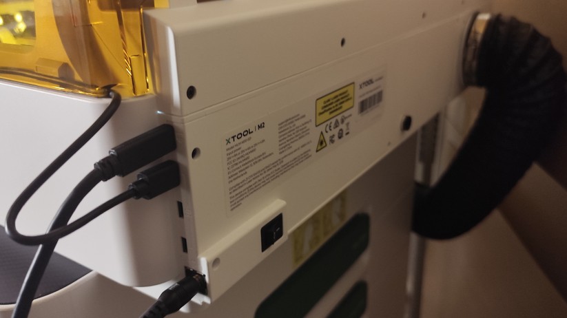 xTool M2 – Der Power-Button und die Anschlüsse für Strom, USB-Verbindung und Zubehör.