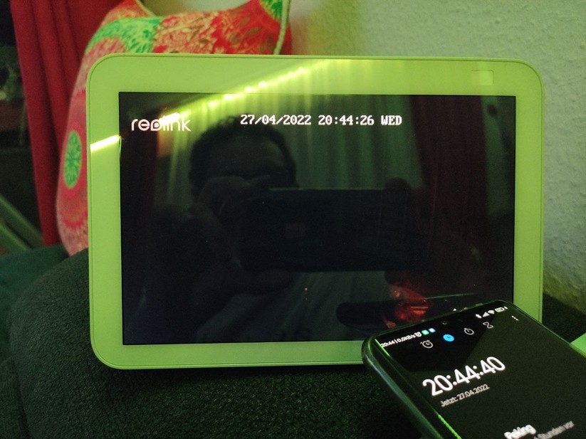 Die farbigen Nachtaufnahmen liefern nur wenige Details. Das Bild zeigt außerdem die verzögerte Darstellung des Videostreams in Kombination mit einem Echo Show 8. 14 Sekunden sind schon eine Menge. 