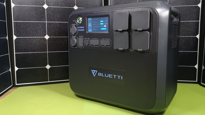 Die schicke Bluetti Poweroak AC200Max setzt leider auf ein externes Netzteil.