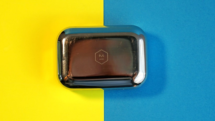 Master & Dynamics MW07: Die Kopfhörer kommen in einer schicken Ladebox, die aber Kratzer anzieht. 