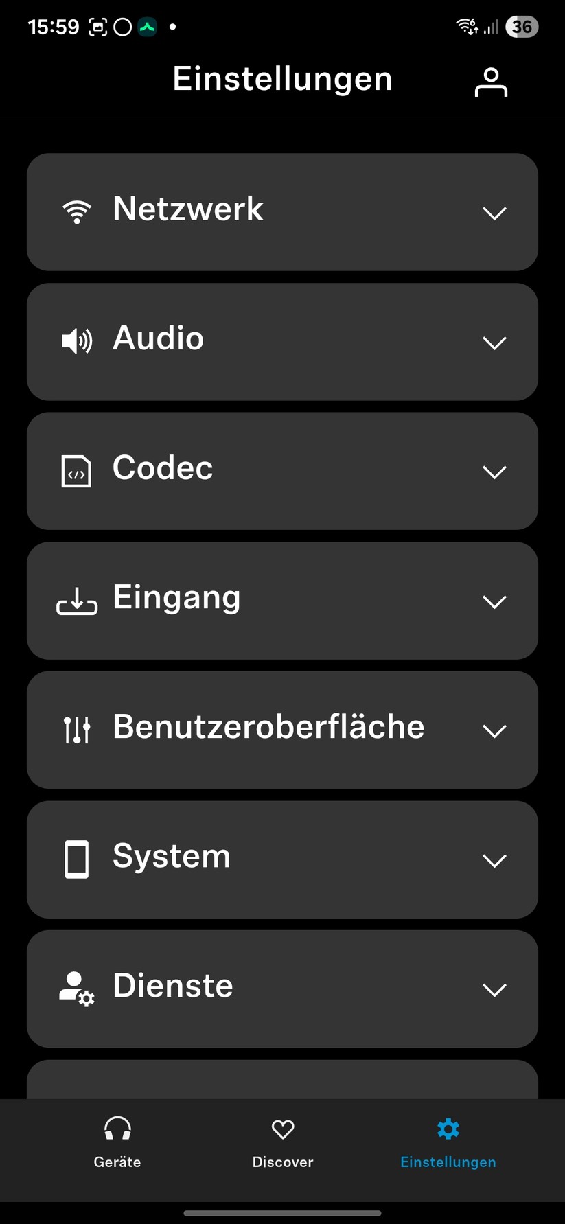 Die Smart Control-App bietet für die Bedienung die meisten Optionen, außerdem führt sie Schritt für Schritt durch die Einrichtung. Sie bietet Firmware-Updates, Quellenwahl, Equalizer-Einstellungen, Pegel und die Intensität des Ambeo-Modus. Besonders wichtig: Hier finden Nutzer die für den optimalen Sound wichtige automatische Raumkalibrierung.