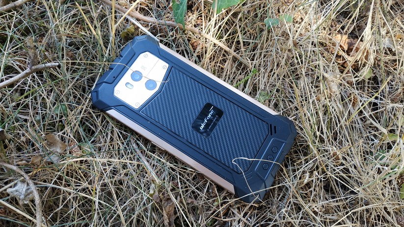 Das Gehäuse des Smartphones ist aus stabilem Kunststoff, links und rechts sind Metallelemente angebracht.