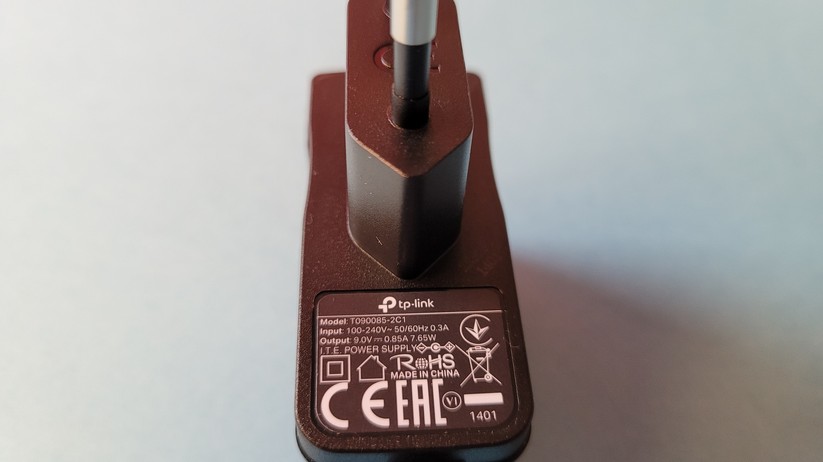 TP-Link Tapo C420S2: Ein 9-Volt-Netzteil mit 7,65 Watt versorgt den Hub mit Strom.