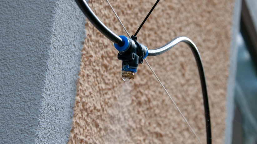 Gut zu sehen: Die Düse ist bereits leicht verstopft, es bilden sich große Tropfen. 