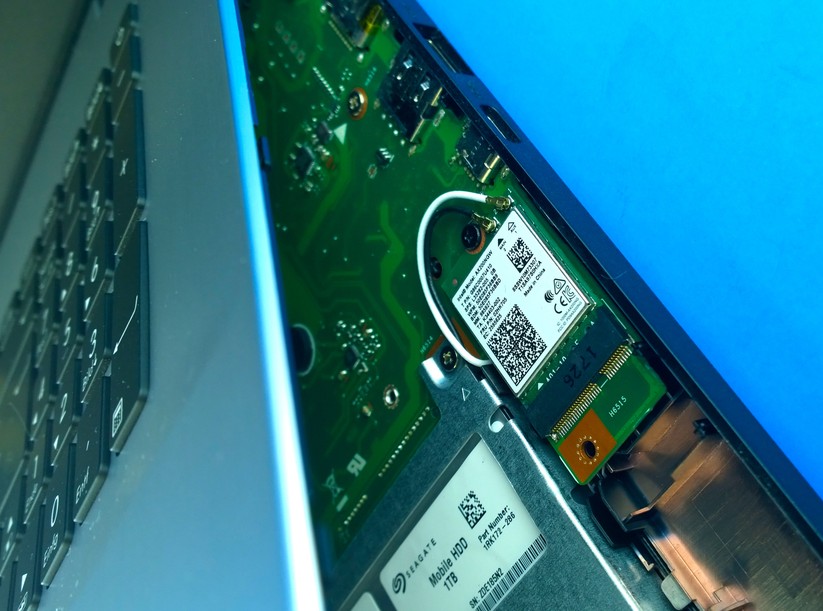 Beim Asus VivoBook Pro 17 konnten wir die Tastatur-Einheit anheben, um das alte Realtek-11ac-Kärtchen gegen ein neues Intel-11ax-Funkmodul auszutauschen (Bild: Harald Karcher).