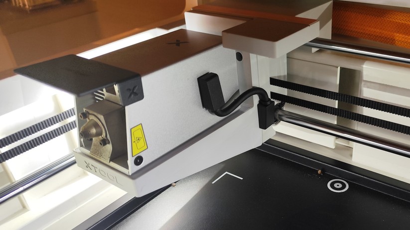 xTool M2 – Hier hat der Laser einen kleinen Sichtschutz verpasst bekommen – normal bei Nutzung der Rotationseinheit.