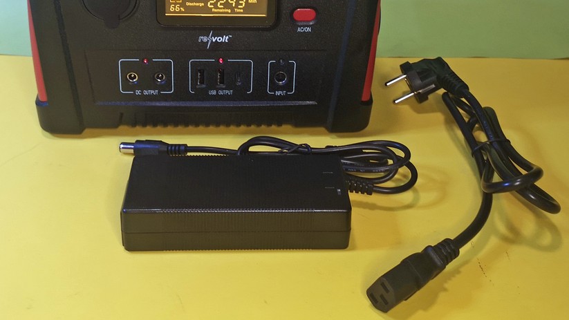 Der Lieferumfang umfasst Powerstation, Netzteil und Anleitung.